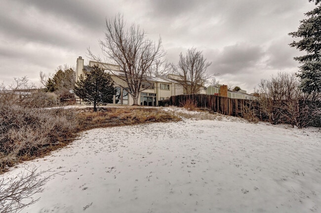 Building Photo - Unique, Rustic, and Spacious Living! Walk ...