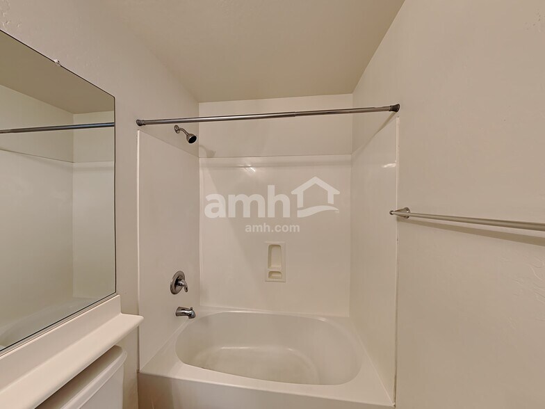 Building Photo - 2549 E Bart St