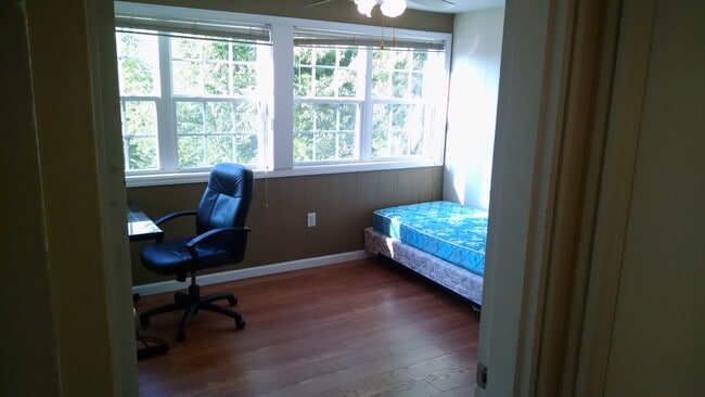 Building Photo - 3BR/2BA Condo Near UT Ag Campus & Vet School