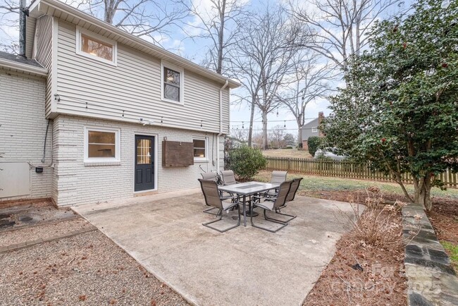 Building Photo - 4014 Sulkirk Rd