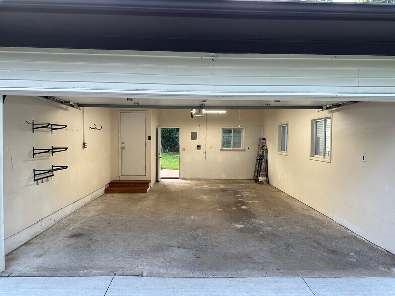 Building Photo - 3589 Knollview Ave
