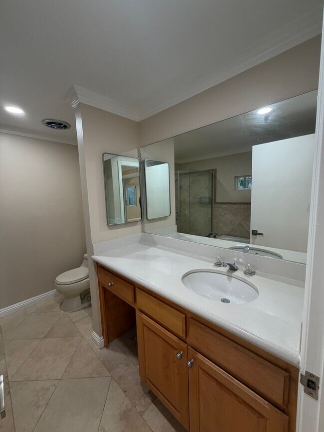 Building Photo - Large pool home with lots of space and gue...