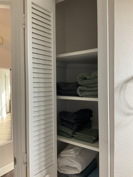 Building Photo - 9532 Darien Ave