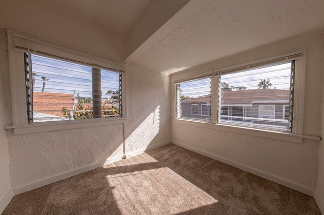 Building Photo - 2 BR/ 1BA unit in Hilcrest - Charming Upstairs Apt, A/C & Heat, tons of windows, updated Kit, ori...