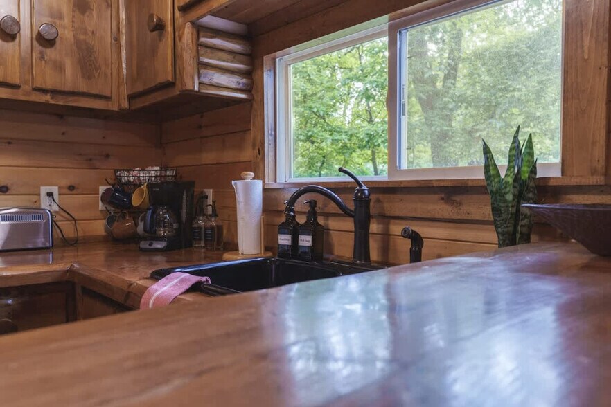 Building Photo - 14995 Pleasant Valley Rd