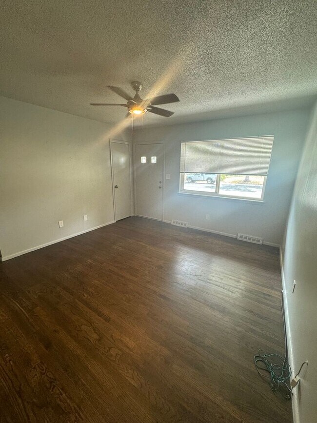 Building Photo - Conveniently located 3-bedroom 1-bathroom ...