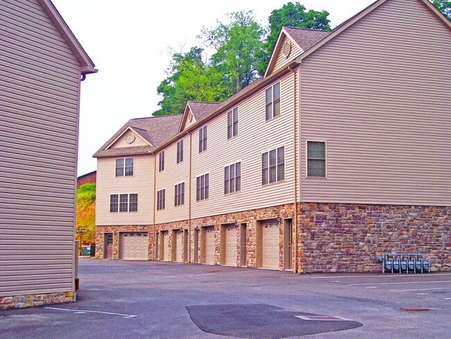 Building Photo - 2 Bedroom townhouse with garage near Med C...