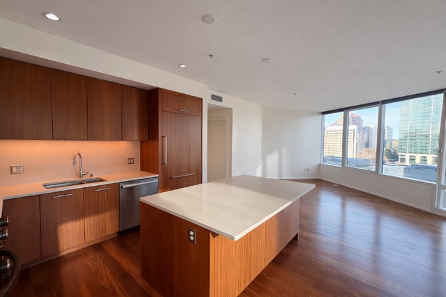 Building Photo - 1Bd/1.5Ba Bellevue Condo