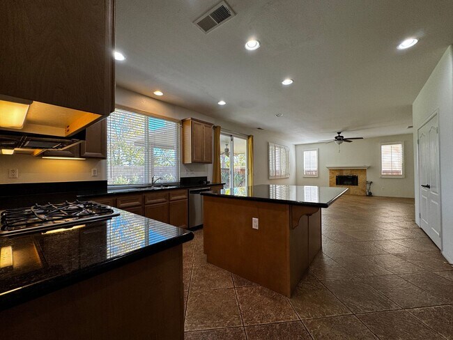 Building Photo - Spacious Temecula House with Bedroom and Bathroom on first floor!