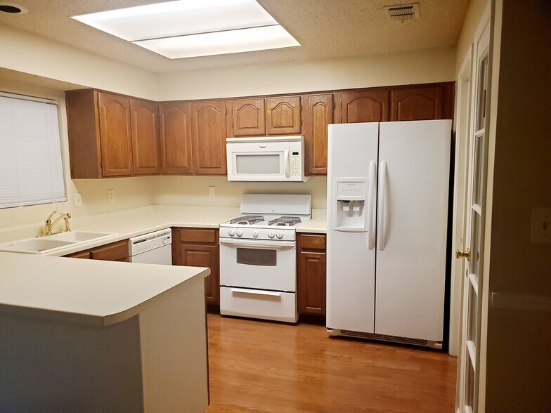 Building Photo - 14 Springhedge Ct St