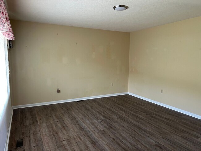 Building Photo - 4 Bedroom / 3 Bath One Level Home Kingsport TN