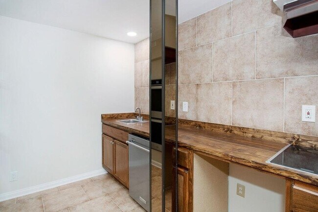 Building Photo - 2837 Hermosa Dr