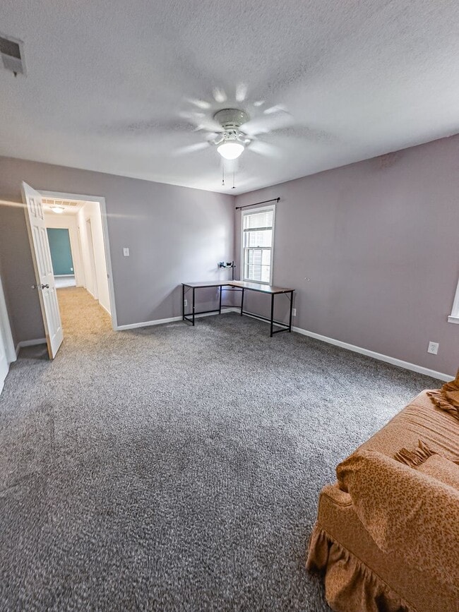 Building Photo - Lovely Home! Lots Of Space!