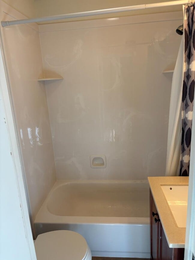 Building Photo - 613 Sage Ave