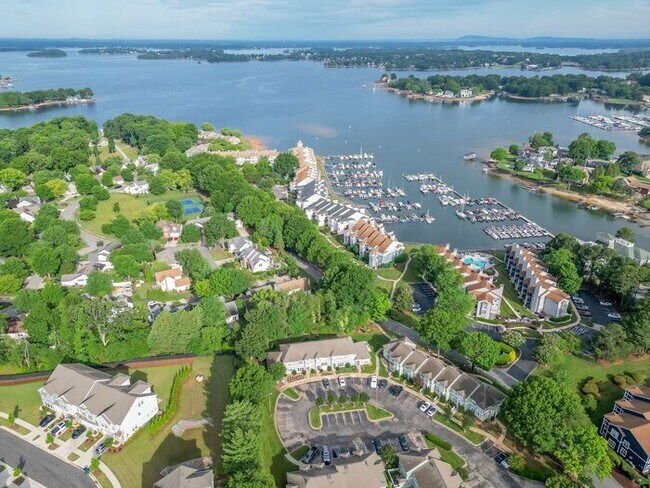 Building Photo - 3BR Townhome - Lake Living in Vineyard Point with Boat Slip Access Near Lake Norman