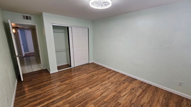Building Photo - Cute Condo close to the Strip!!!