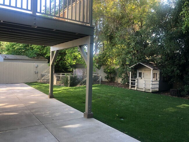 Building Photo - Beautiful Four Bedroom Two Story Home - UT...