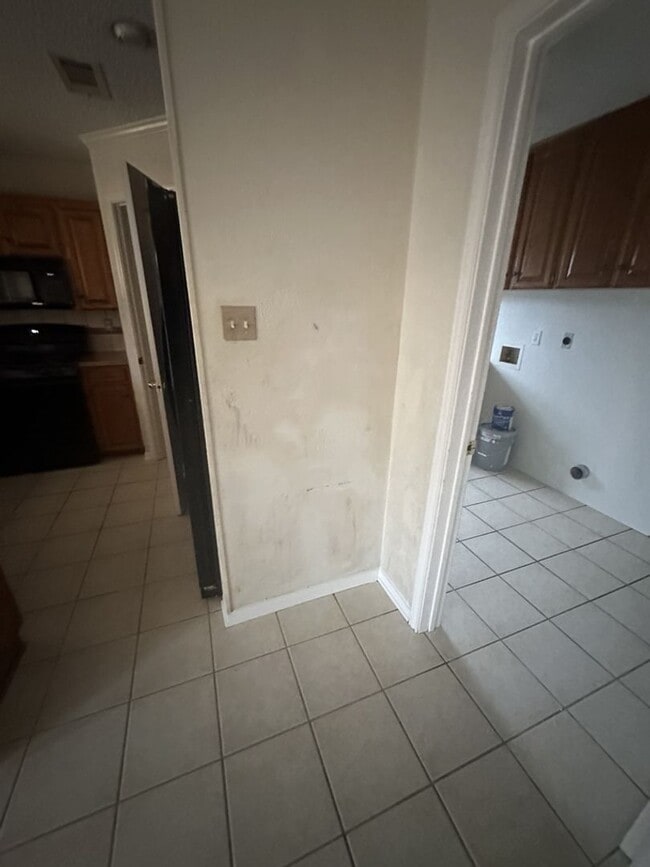 Building Photo - AVAILABLE NOW!!