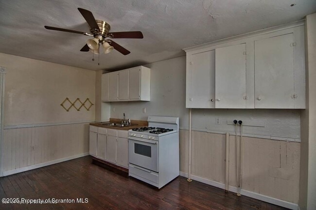 Building Photo - 18 Pine Rd