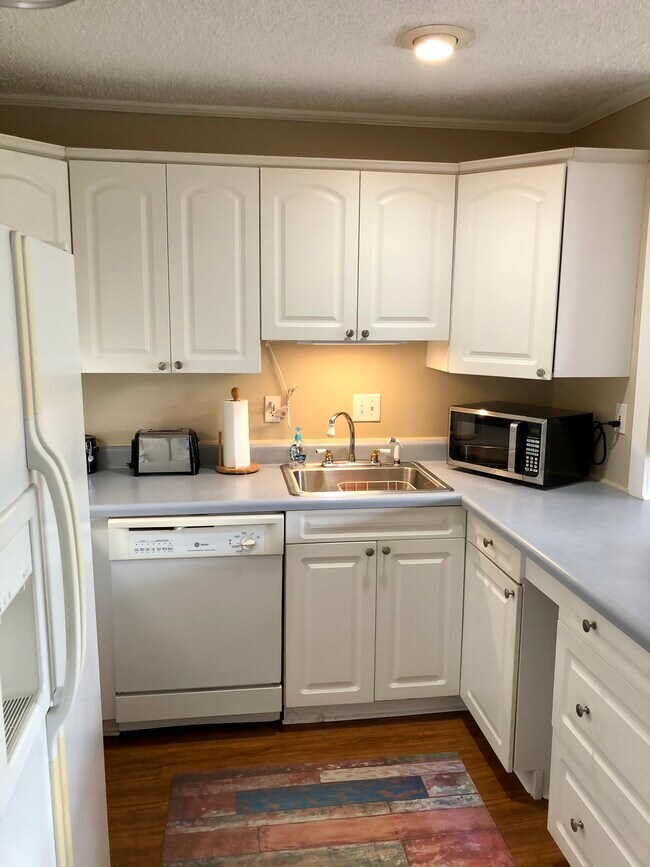 Building Photo - 108 Lakeside Villla