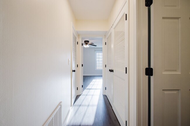 Building Photo - Move-in-ready 3 bed / 3 Full Bath In Louisville's Four Seasons — Fully Updated, No Carpet, Fiber ...