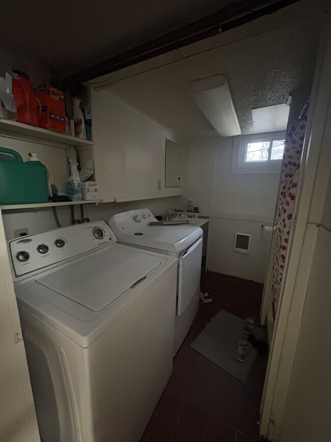 Building Photo - 525 E Pleasant St