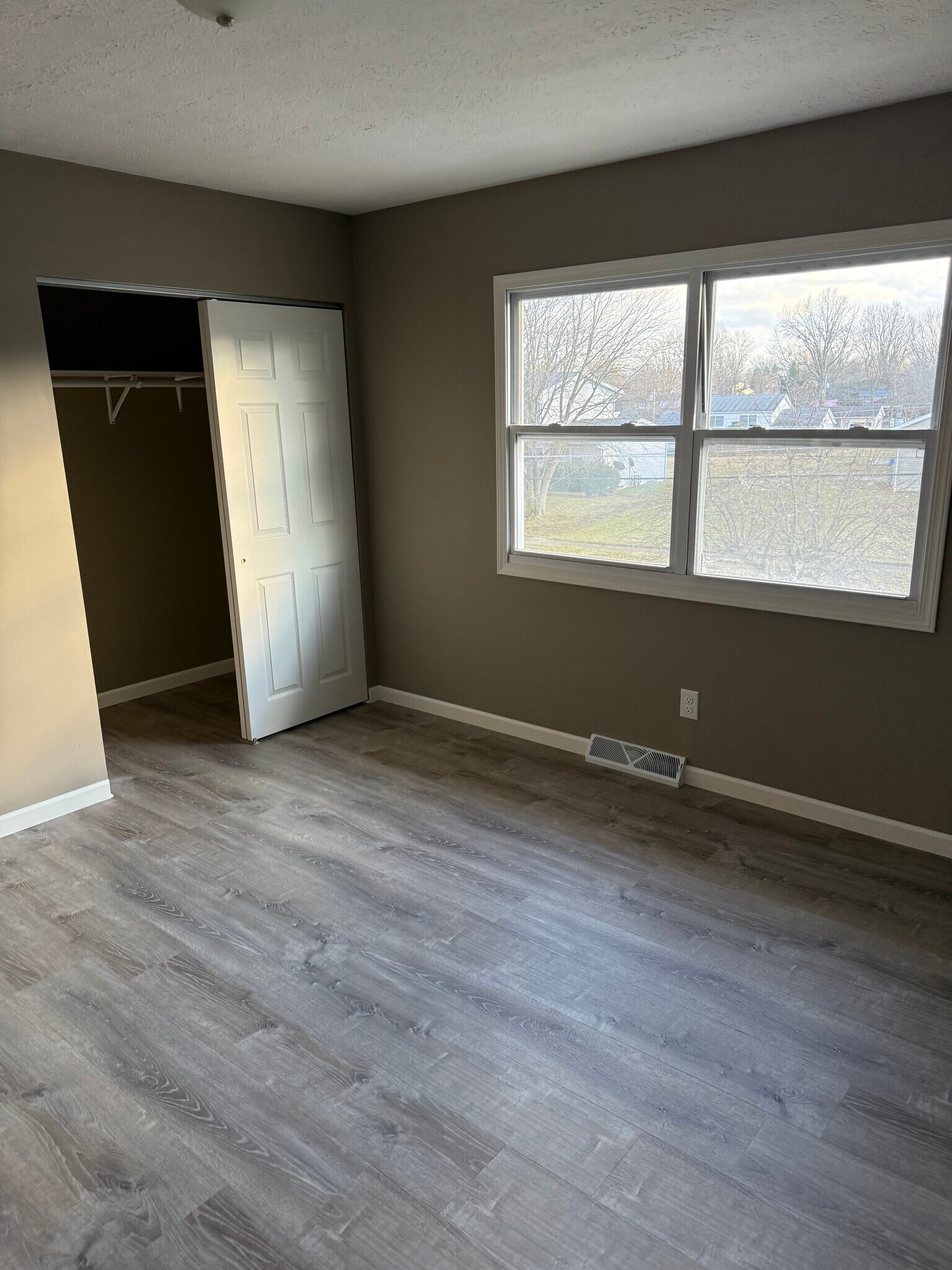 Building Photo - 1881 Lakeview Dr