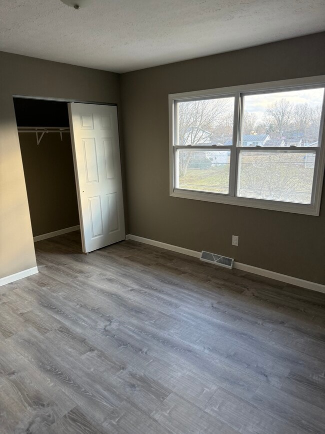 Building Photo - 1881 Lakeview Dr