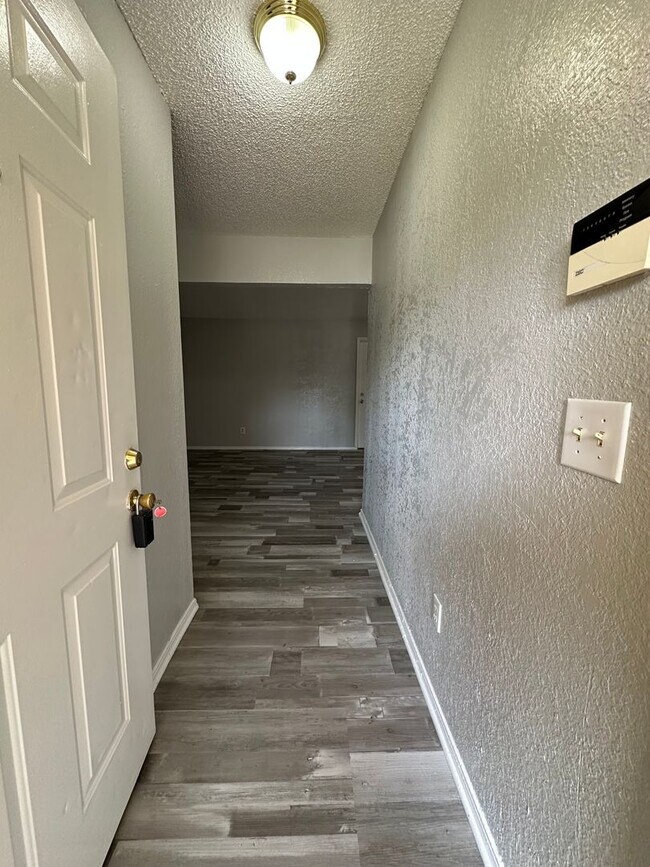 Building Photo - Nice 3bed, 1 1/2 bath. 2 car garage