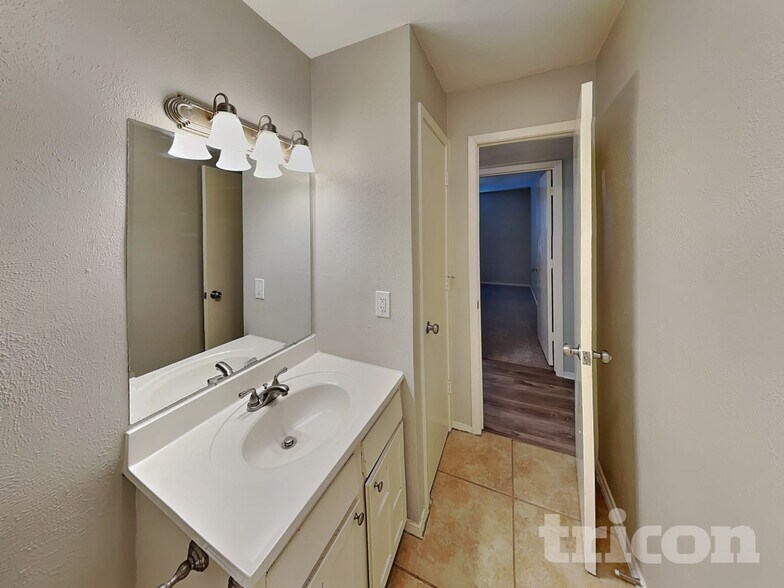 Building Photo - 1555 Willowbrook St