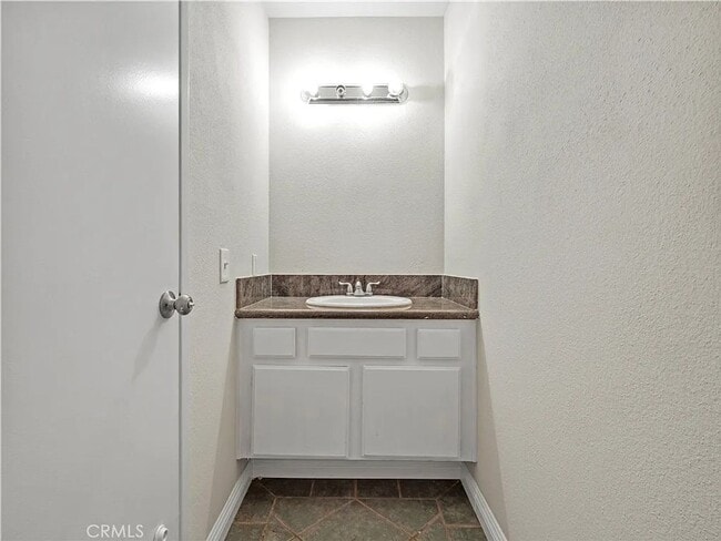 Building Photo - Luxurious 2-Bedroom Townhome with Loft in ...