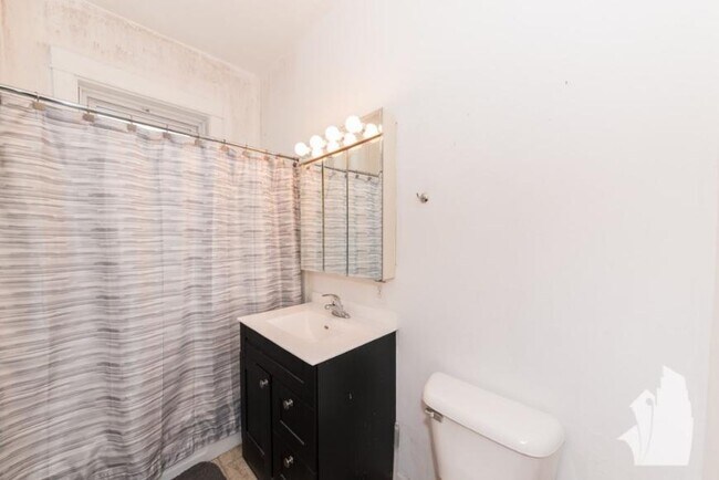 Building Photo - 4 bedroom in Chicago IL 60613