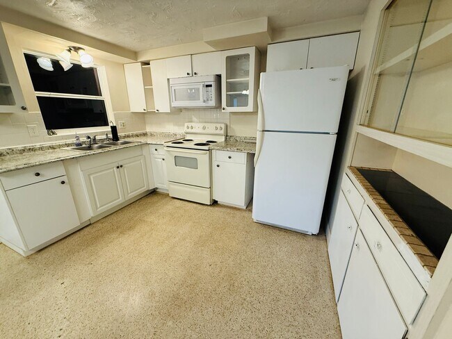 Building Photo - 3 Bed and 1.5 Bath