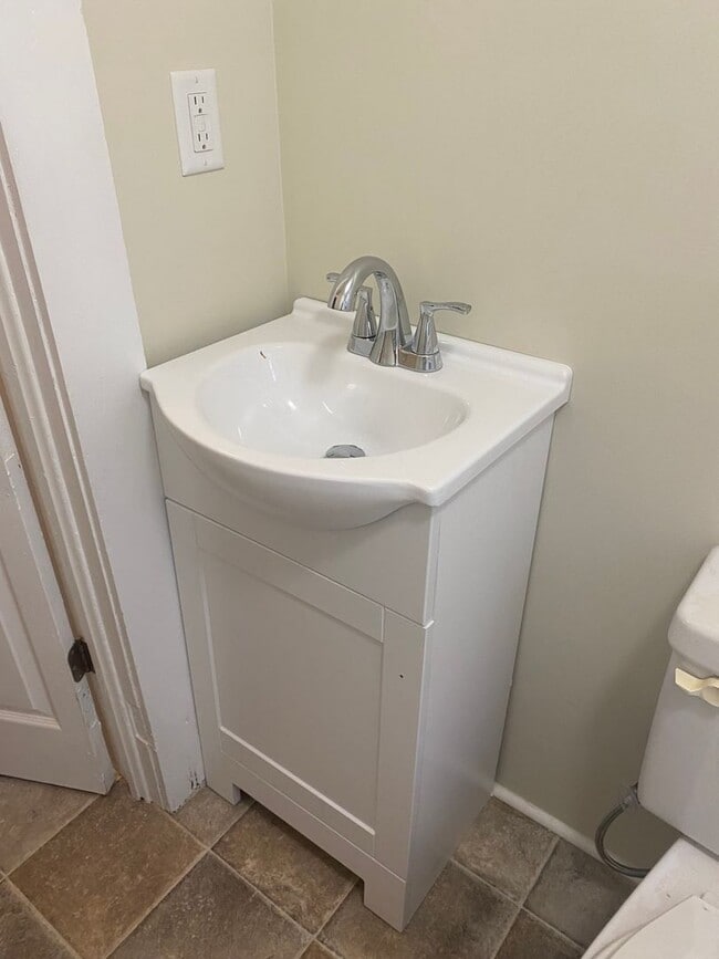 Building Photo - Cute and Cozy Rental
