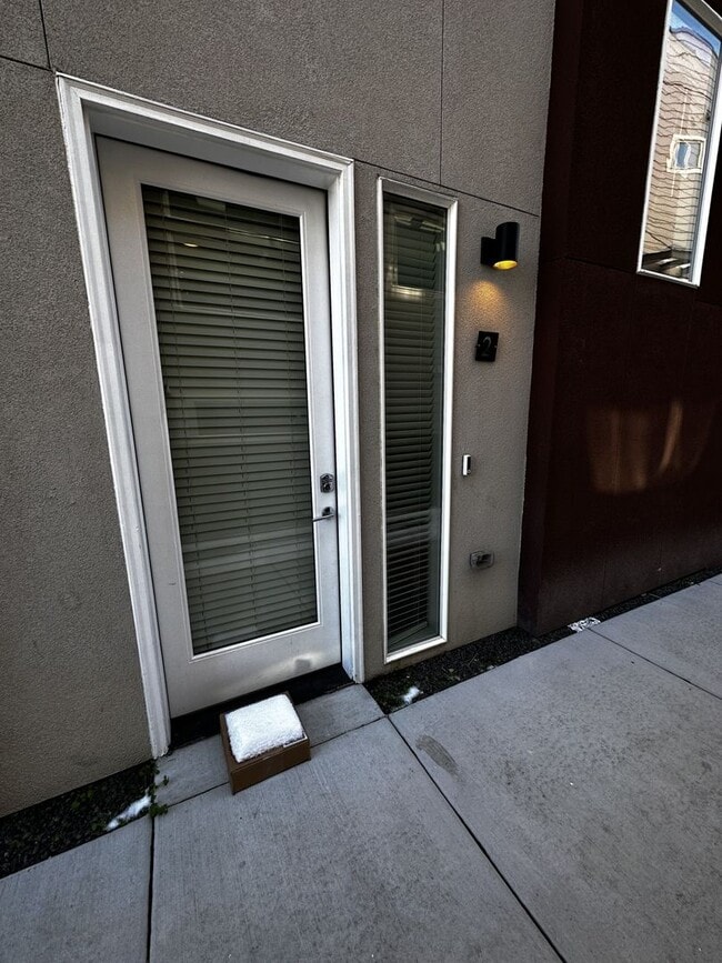 Building Photo - Available Early March!!  Briaght and light with fantastic Views!!