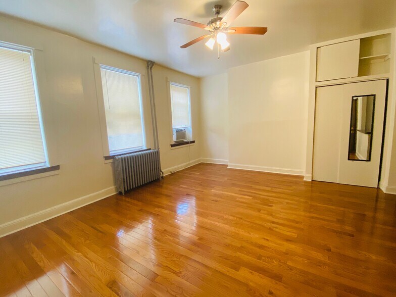 Building Photo - 865 Hollins St