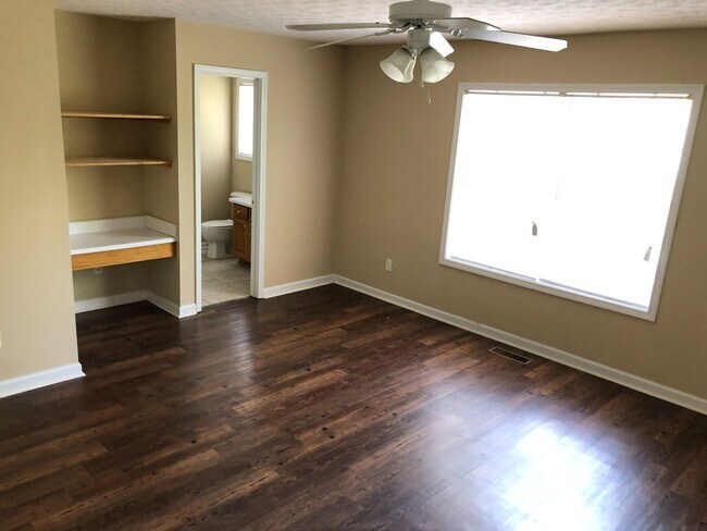 Building Photo - 3B/3B Townhome With A Fenced Yard Available Fall 2026!