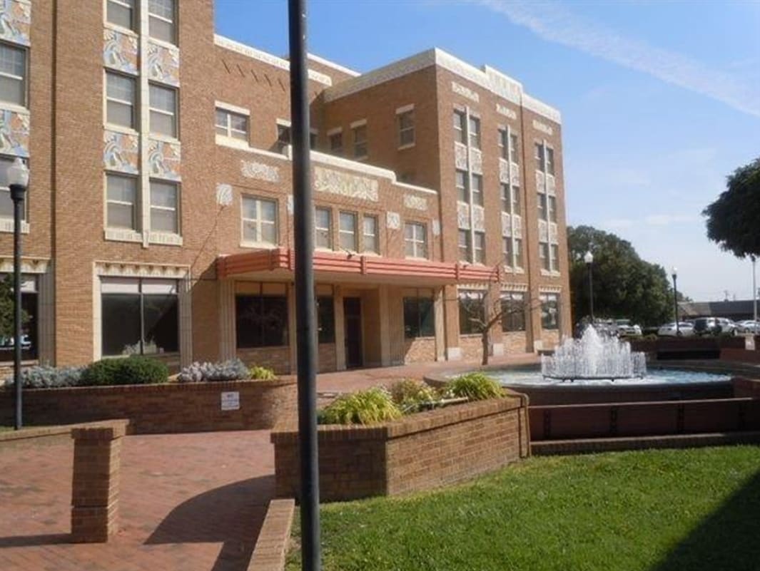 Building Photo - 303 N Kansas Ave