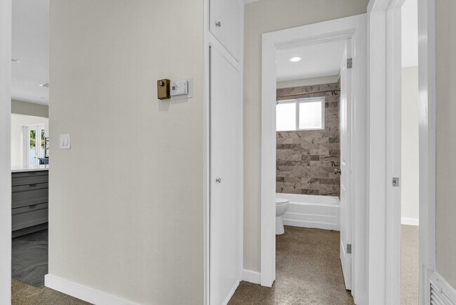 Building Photo - 909 SE 16th Pl