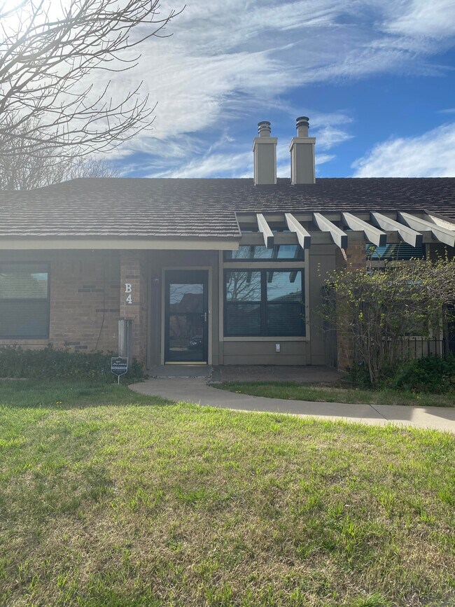 Front Entrance - 3100 Fleetwood Dr
