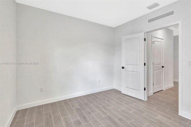 Building Photo - 301 Silver Sands Ln