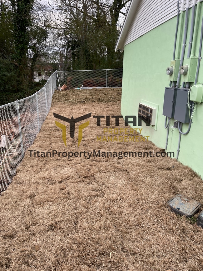 Building Photo - 1bed Renovated Downtown Duplex