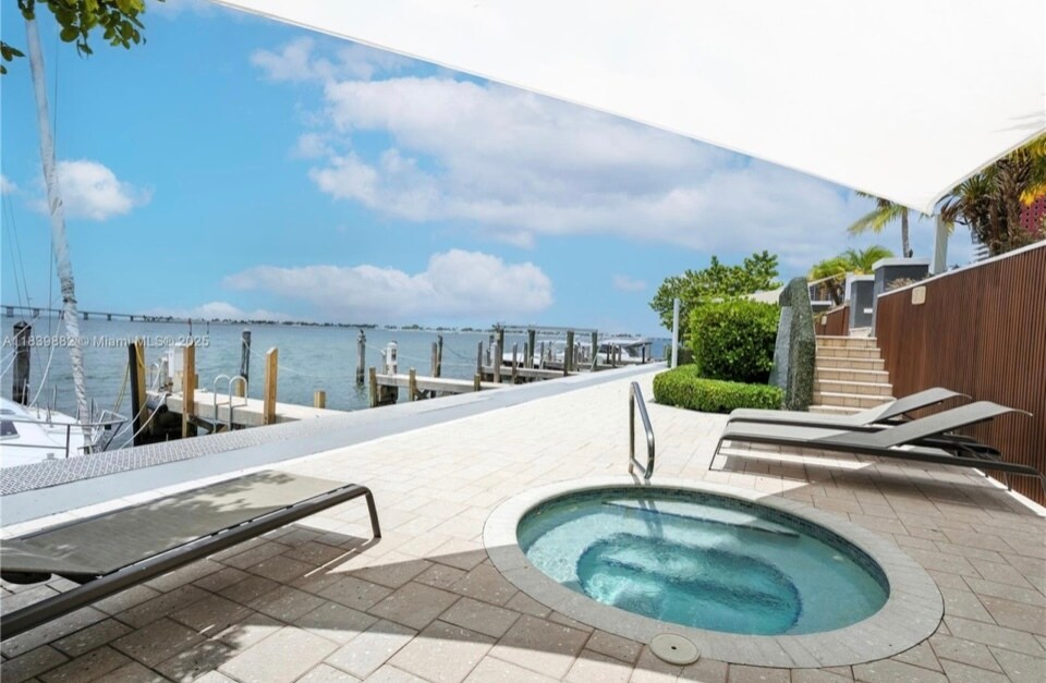 Jacuzzi Overlooking the Bay - 200 SE 15th Rd