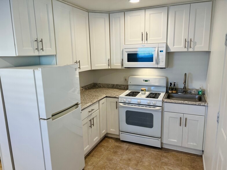 Kitchen - 1404 N Buena Vista St