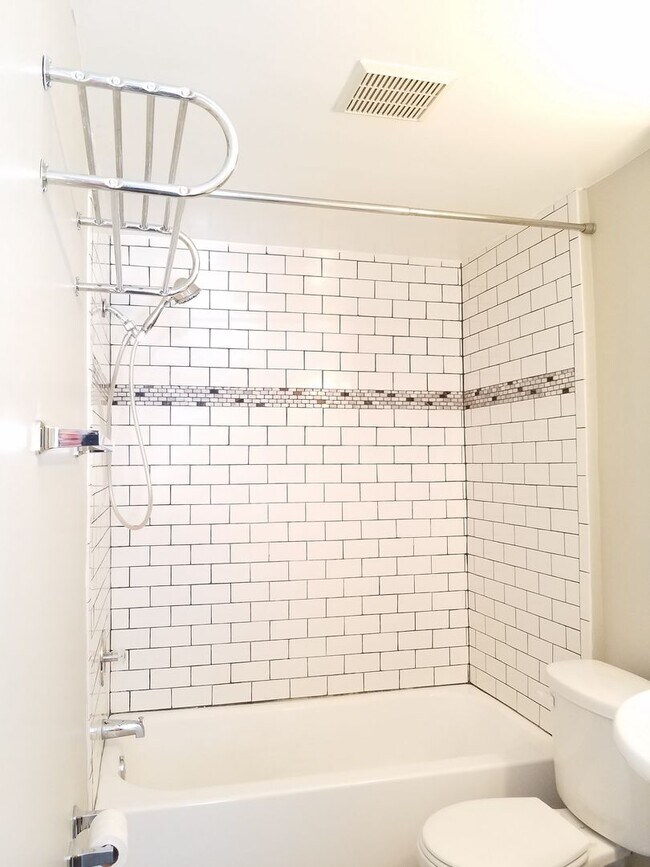 Building Photo - Charming townhouse in downtown Frederick r...