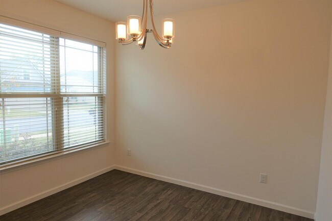 Building Photo - 176 Bur Oak Dr