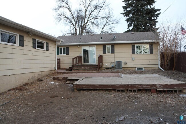 Building Photo - 925 S Harrington Ave