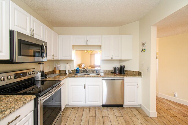 Building Photo - ** 2/2 FIRST FLOOR EMERALD LAKES BEAUTY RE...