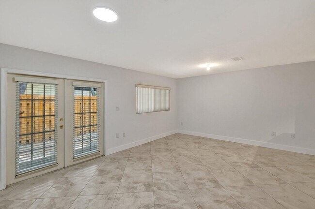 Building Photo - 3055 Riverside Dr
