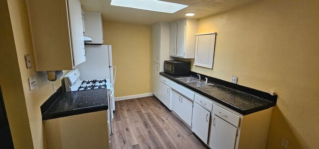 Building Photo - PRICE REDUCED!!!! Cozy 2 bed 1 bath